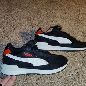 Boys youth size 3 puma sneaker